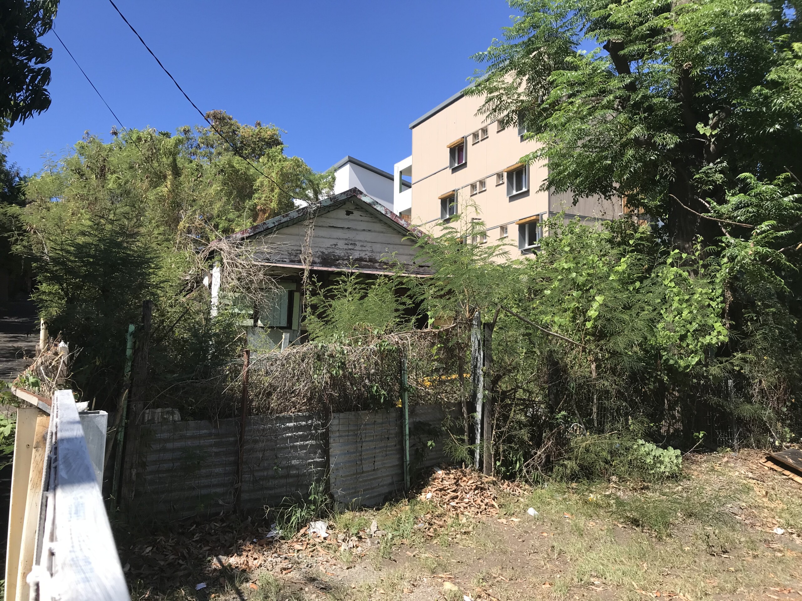 IMG_1581 Terrains à vendre sur L’Etang-Salé – Secteur du centre-ville (2 lots disponibles)